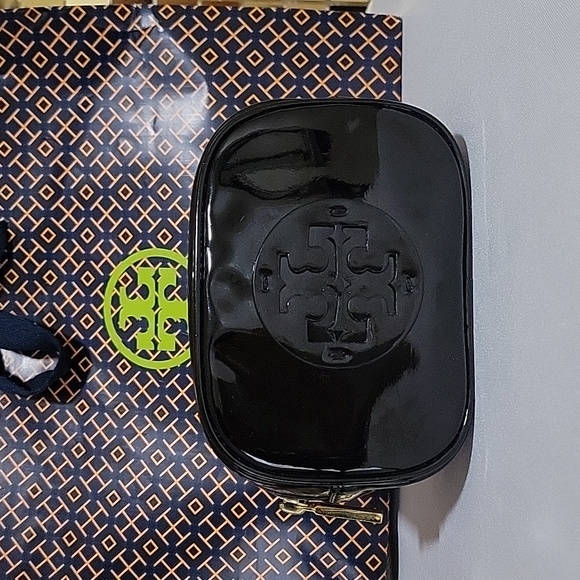 Tory Burch Black patent leather cosmetic pouch with zip - Picture 2 of 11